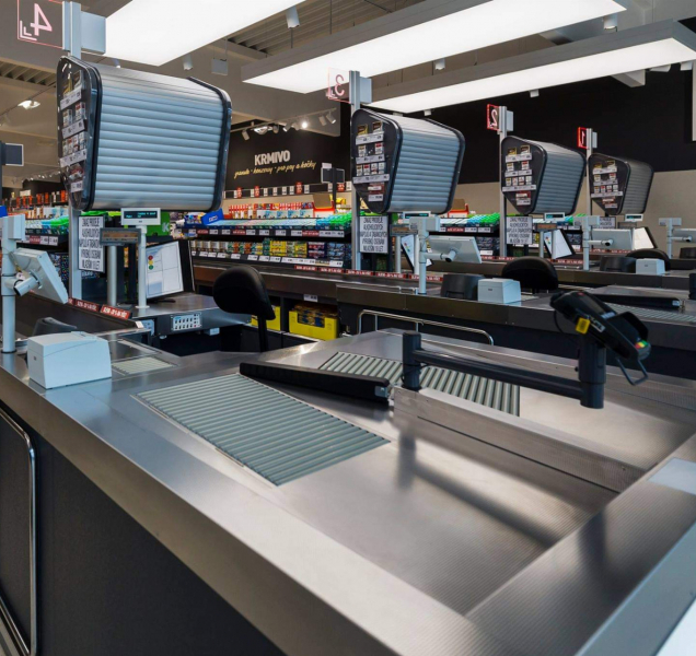 Ozbrojený muž vpadl do obchodu, chtěl vysvobodit zadrženou ženu