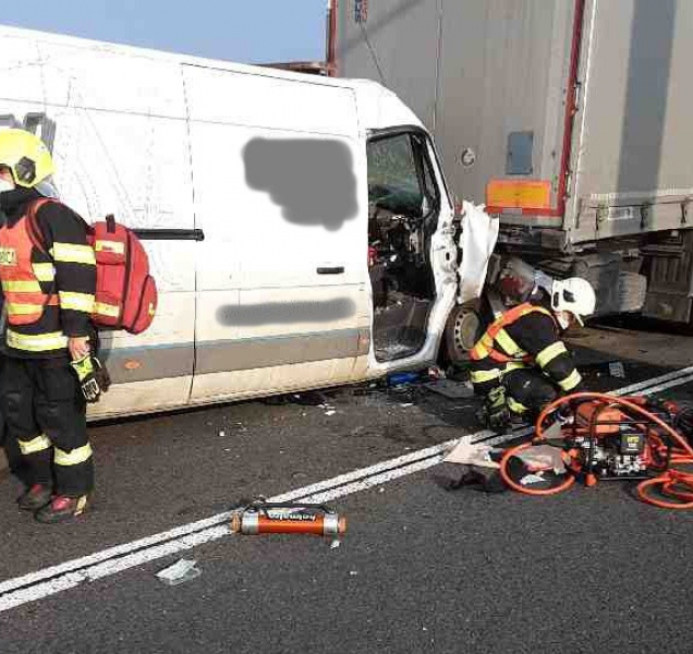 Vážná nehoda na dálnici: Srazil se kamion s dodávkou