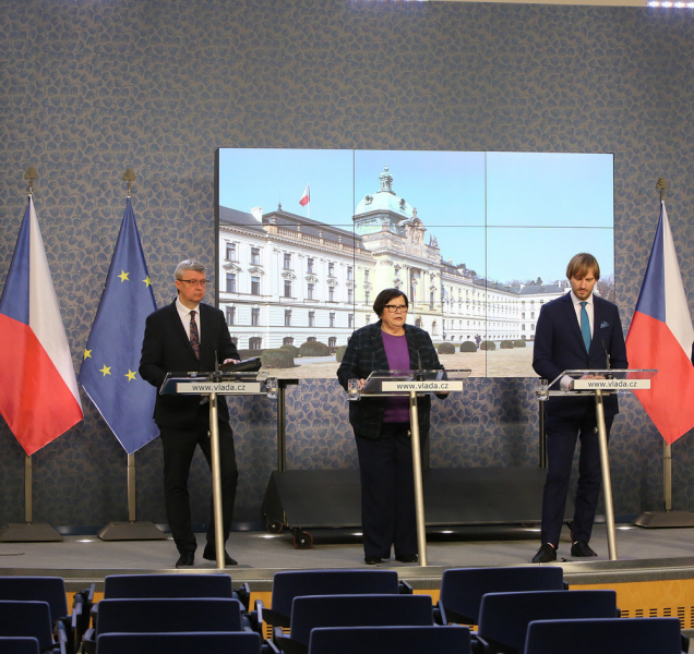 Vláda vyhlásila nouzový stav, ruší se vánoční trhy