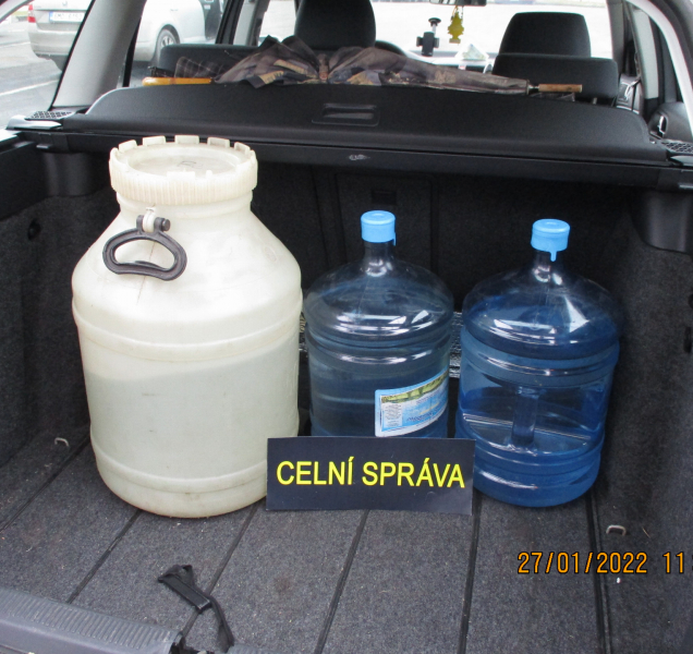 Olomoučtí celníci zadrželi 82 litrů neidentifikovaného alkoholu