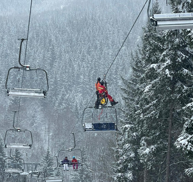 Hasiči evakuují lidi ze zaseklé lanovky v Jeseníkách