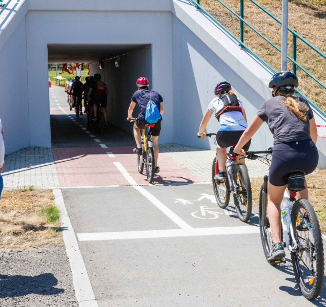 Lidé mohou naplno využívat další cyklostezku