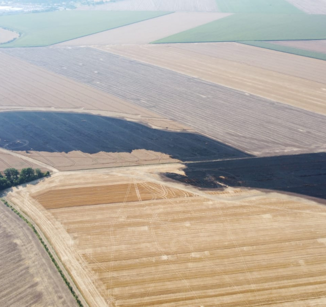 Hořel kombajn i pole, hasilo devět jednotek