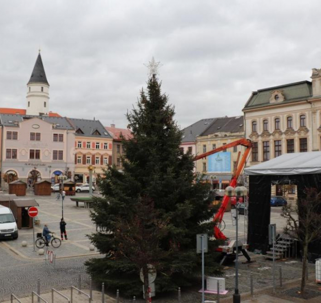 Přerovský vánoční strom už je taky na svém místě. Letos ho doplní i fotokoutek