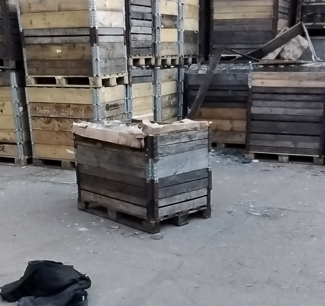 Po pádu z patnáctimetrové výšky ho zachránil kontejner, plný skla