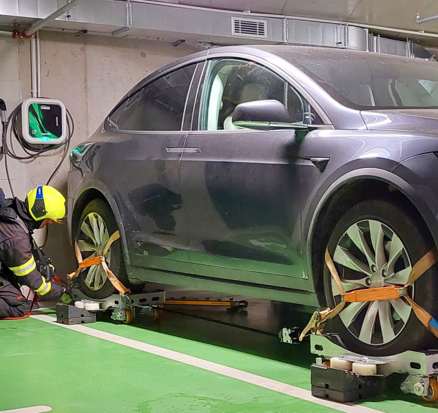 Hořící elektromobil v podzemní garáži? Hasiči zkoušeli řešení