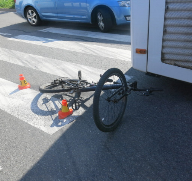 Telefonující dívka přehlédla autobus, ten jí přejel nohu