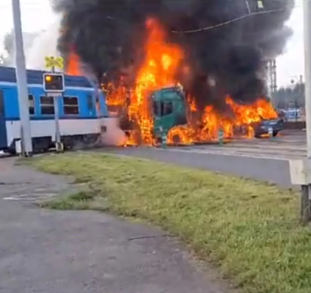 Železniční přejezd zahalily plameny. Po bouračce vypukl i požár
