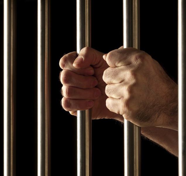 Zadržený muž prý dvanáct let týral, urážel a bil doma svou ženu