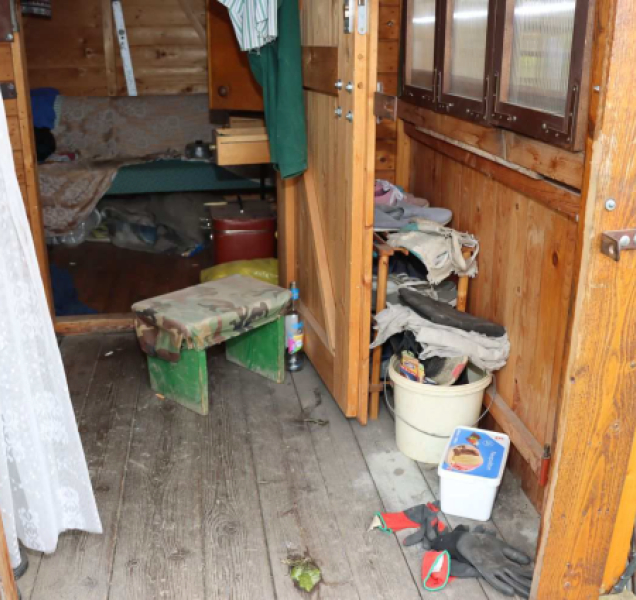 Poberta řádil v kolonii, ukradl kořalku, lavičku i staré montérky