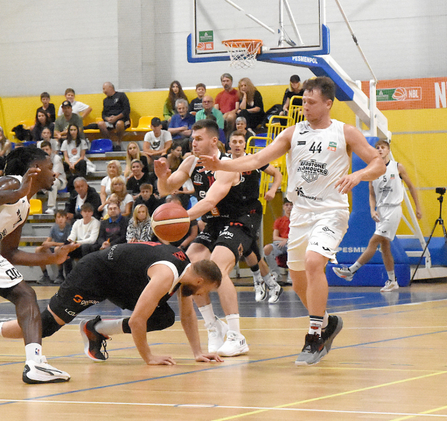 Basketbalisté BK REDSTONE bojovali s Nymburkem