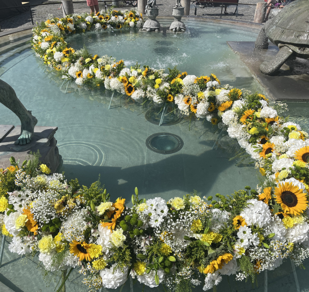 Tisíce květů proměnily Arionovu kašnu v barokní veledílo