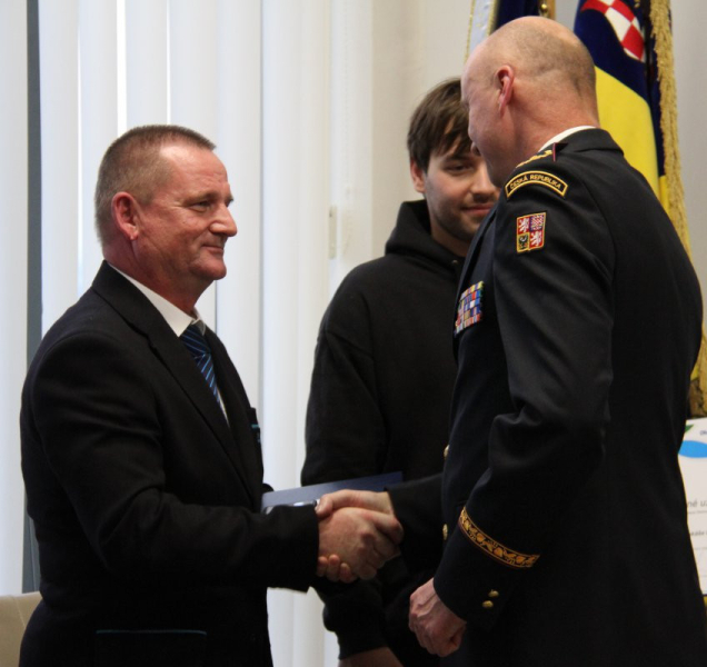 Hrdinové z Bělidel dostali na Hradě medaili od prezidenta