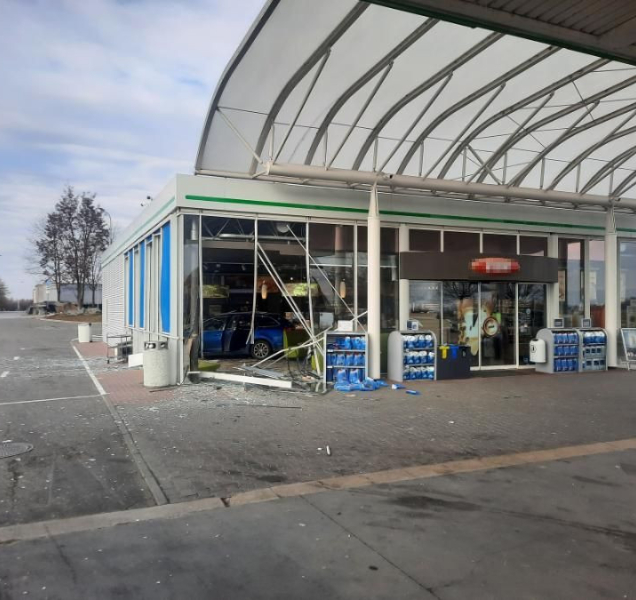 Mladík nezvládl svůj vůz a skončil mezi regály v prodejně