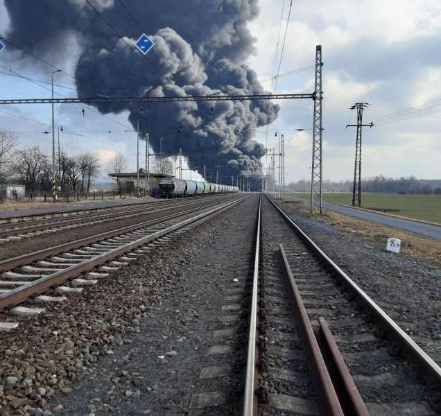 Sloup dýmu ukazuje na obrovský železniční požár