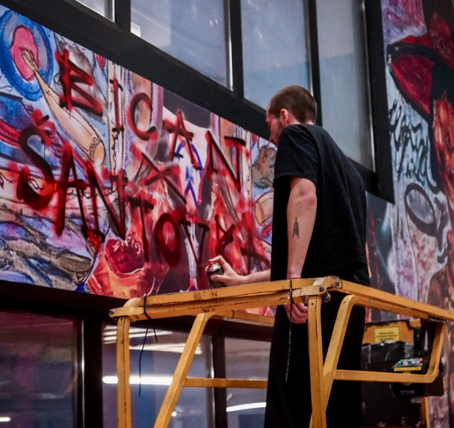 Jan Bican rozzářil chodbu v obchodní galerii