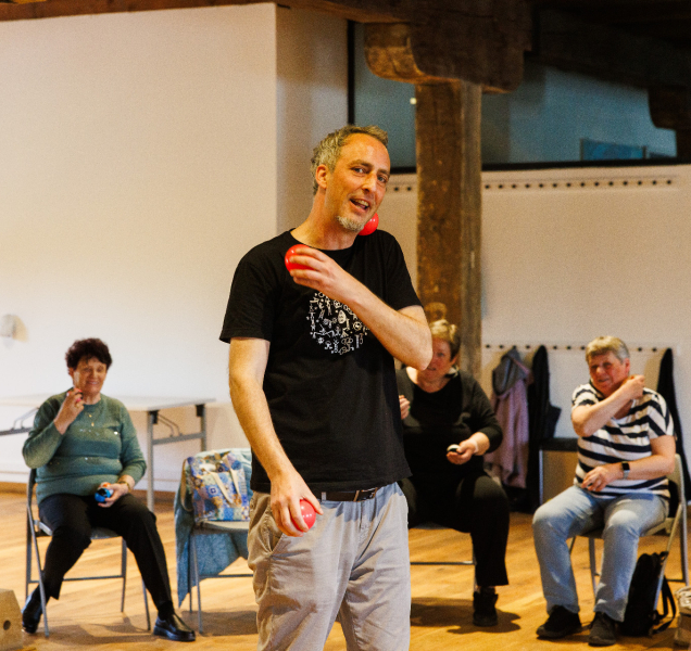 Vzdělávací kurzy pomáhají seniorům zpomalit projevy stárnutí