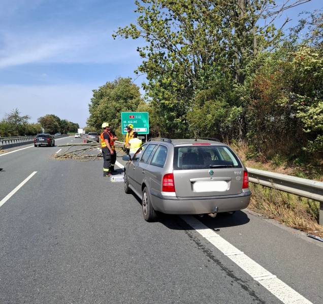 Silný vítr zaměstnává hasiče v kraji, zasahují už u 45 událostí