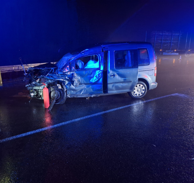 Další úmrtí na silnici! Srážka osobáku a nákladního auta