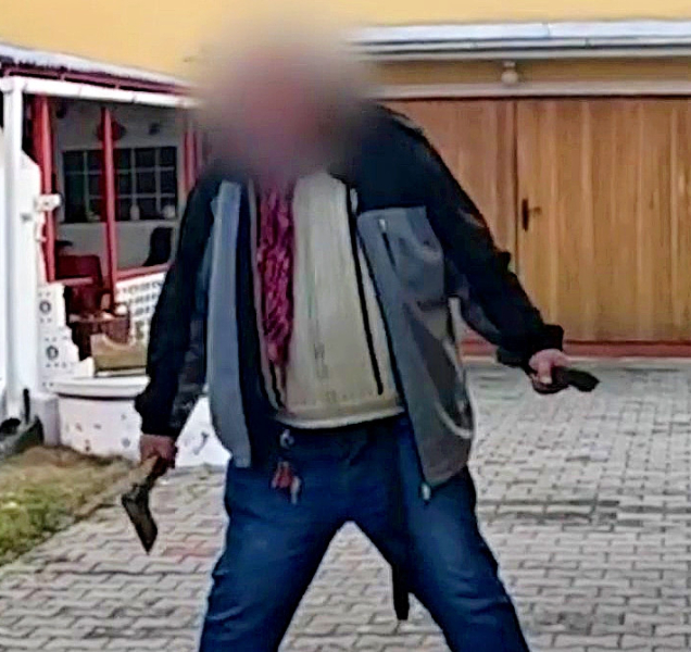 Na policisty se sekerou a nožem! Agresora zneškodnili taserem