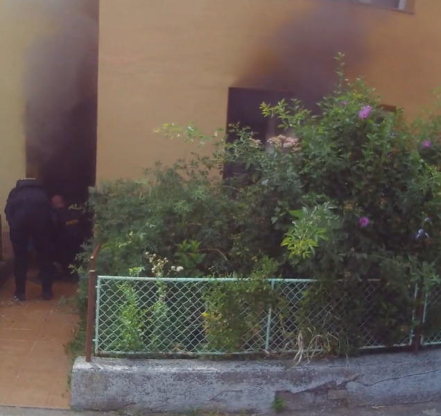 Policisté zachránili muže z hořícího domu