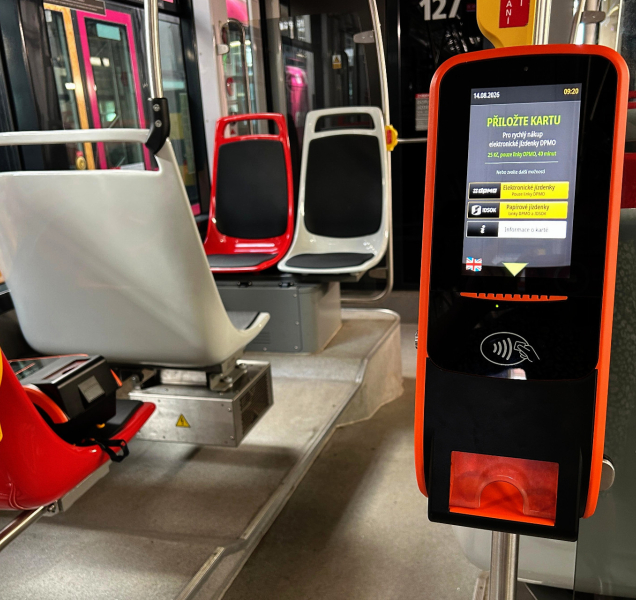 V tramvajích a autobusech už lze koupit jízdenku kartou