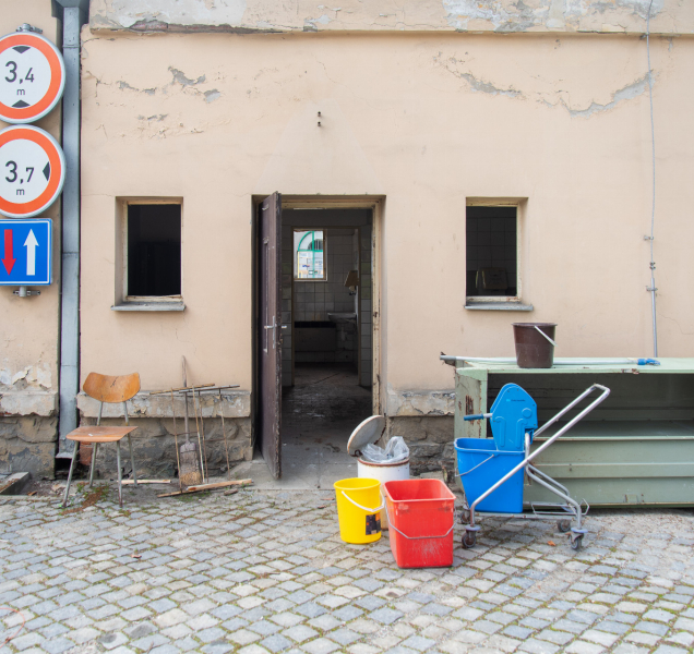 Ve fakultce bourají starou bránu do areálu