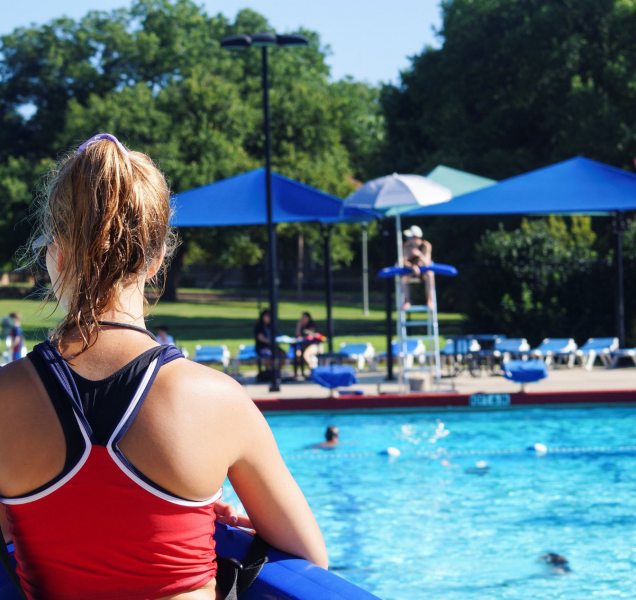 Některá koupaliště hlásí zavřeno. Došli plavčíci