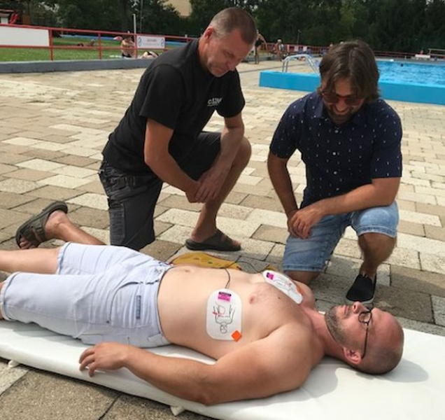 Kroměříž má na koupališti defibrilátor. Může zachraňovat
