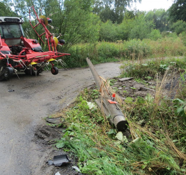 V Chrasticích na Šumpersku se srazil traktor s tranzitem