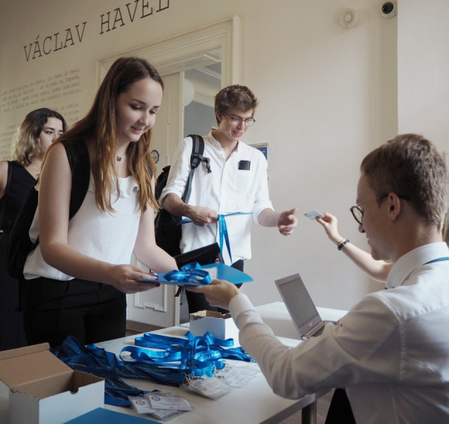 Letní škola diplomacie vzdělává čtyřicet středoškoláků