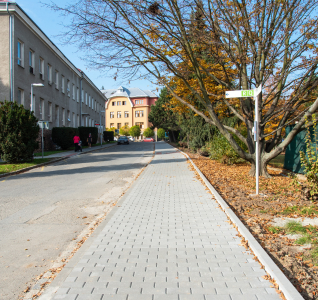 Fakultní nemocnici zdobí nový chodník