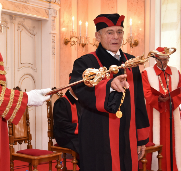 Lékařská fakulta má nového děkana, je jím Josef Zadražil