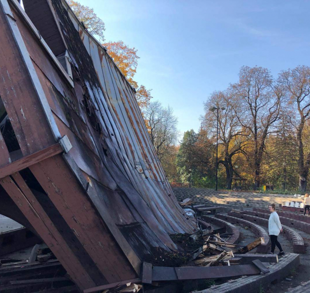 Proč šly stromy ze dřeva a oceli na letňáku k zemi?