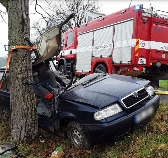 Hasiči u Šternberka vystříhávali z auta člověka