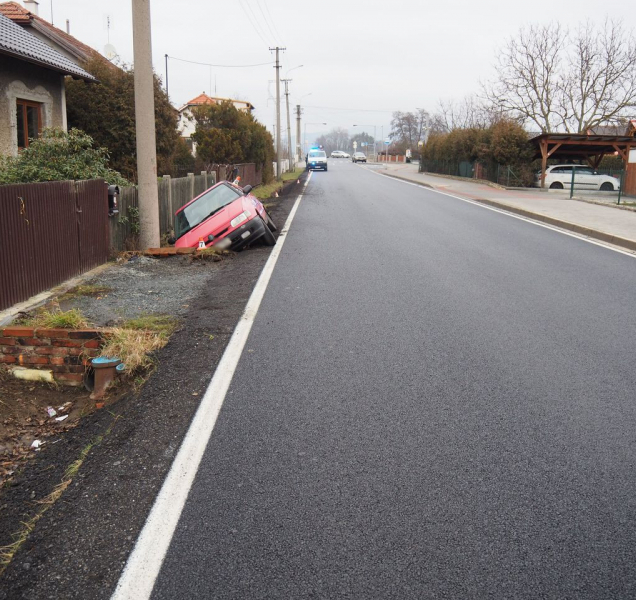 V Dolních Studénkách skončilo auto v příkopu