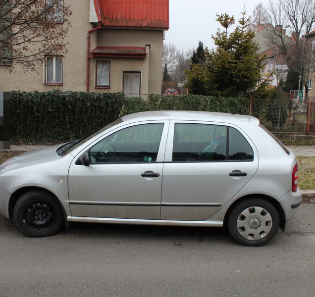 Opilá řidička si poničila auto o obrubník