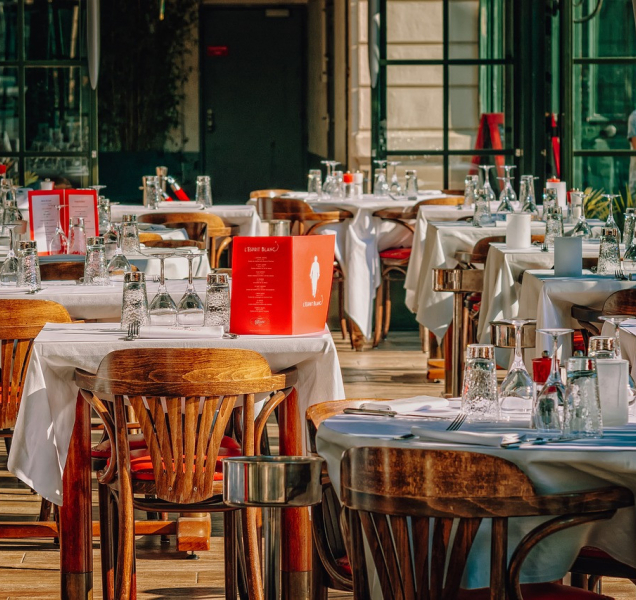 Vláda zavřela restaurace a obchody, existují výjimky