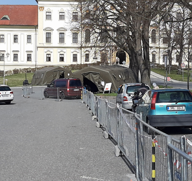 Vojenská nemocnice má dostatek materiálu díky dobrovolníkům