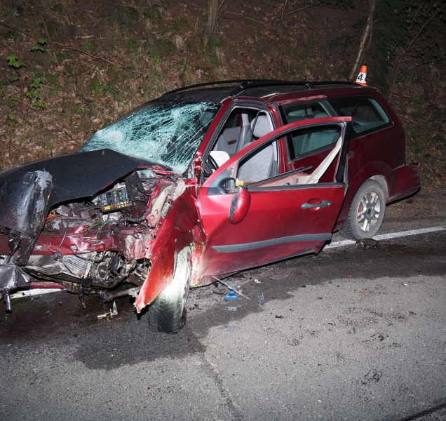 U Hněvkova bouralo osobní auto