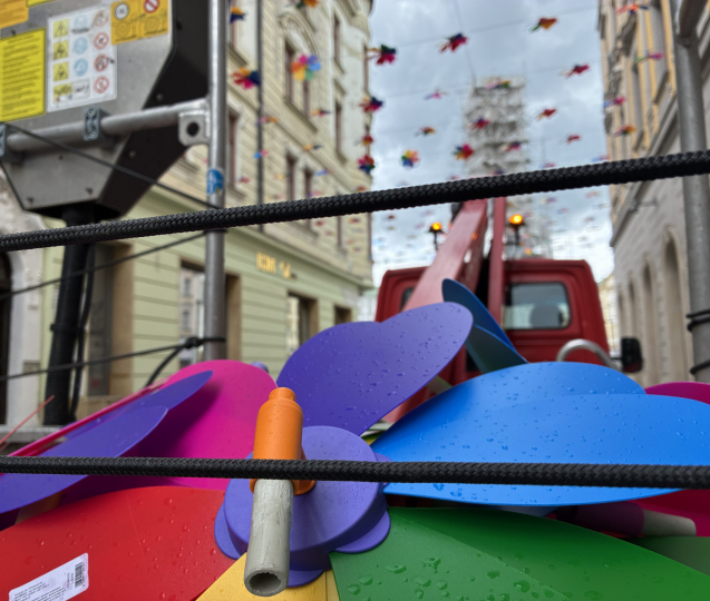 Ulici v centru Olomouce opět ozdobily barevné větrníky