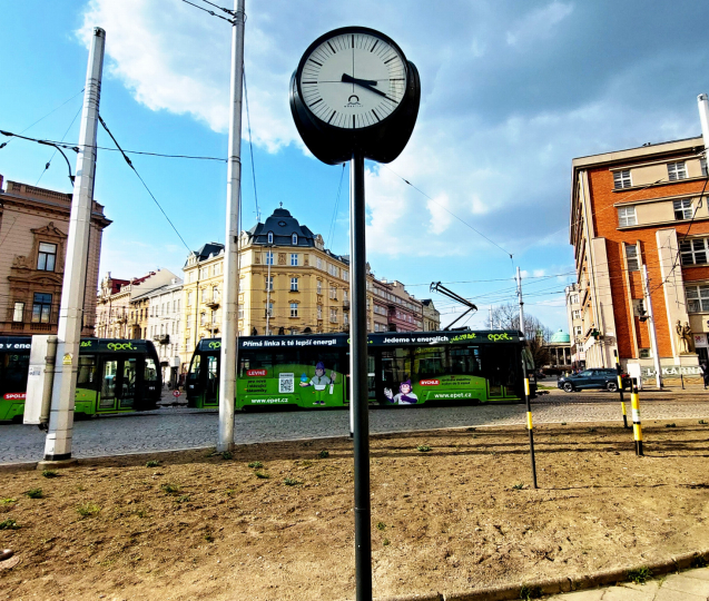 Hodiny opět měří čas na náměstí Hrdinů