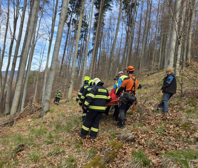 Ke zraněnému lesnímu dělníkovi se lékař musel slanit z vrtulníku