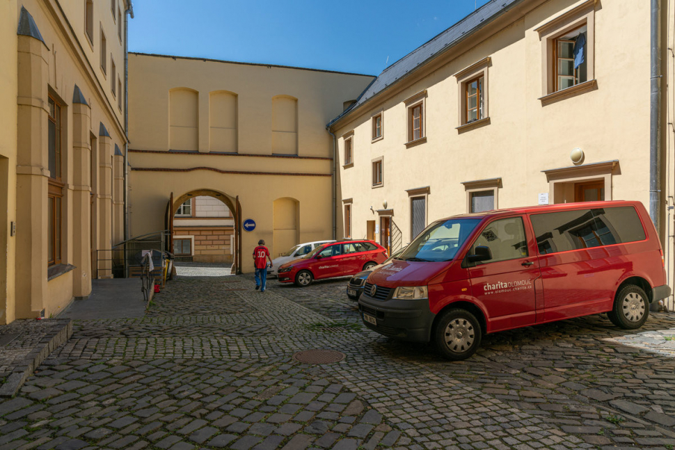 Konfliktů u charity přibývá, ta na stěhování nemá peníze