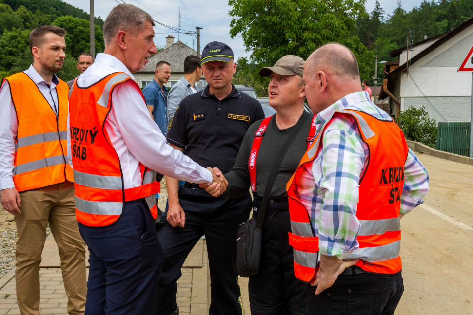 Okleštěk s Babišem navštívili vytopené obce