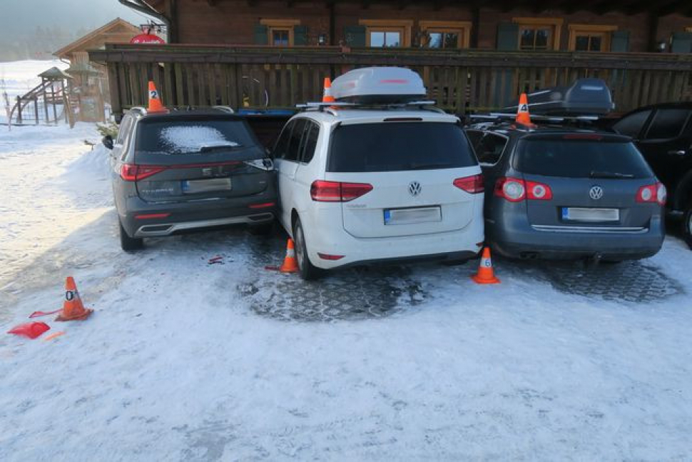 Řidič za volantem rolby usnul, naboural tři osobní auta