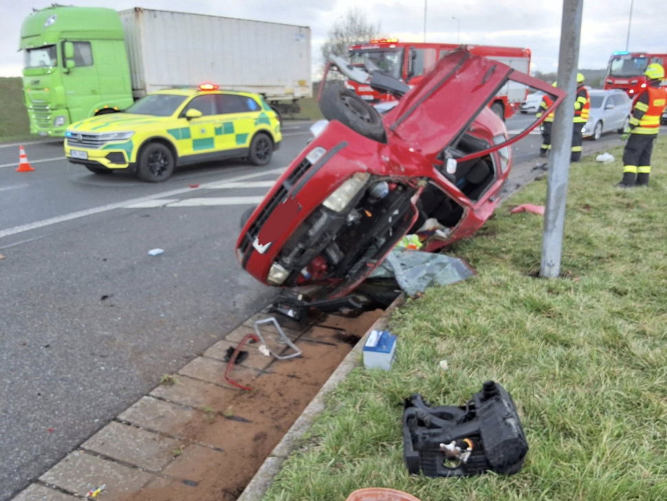 Zraněný muž ztratil vědomí, z auta ho museli hasiči vystříhat