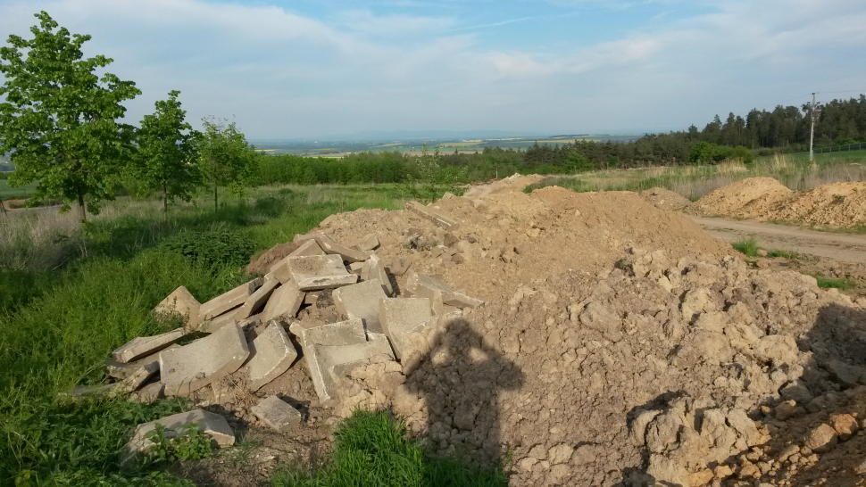 Za černou skládku v Určicích hrozí obci milionová pokuta. Stojí za vším bývalý starosta Konšel?