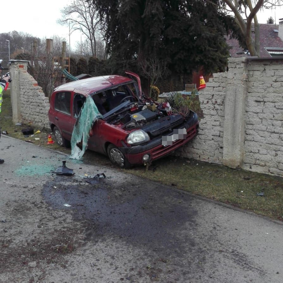 U Velké Bystřice se včera srazil rychlík s osobním autem