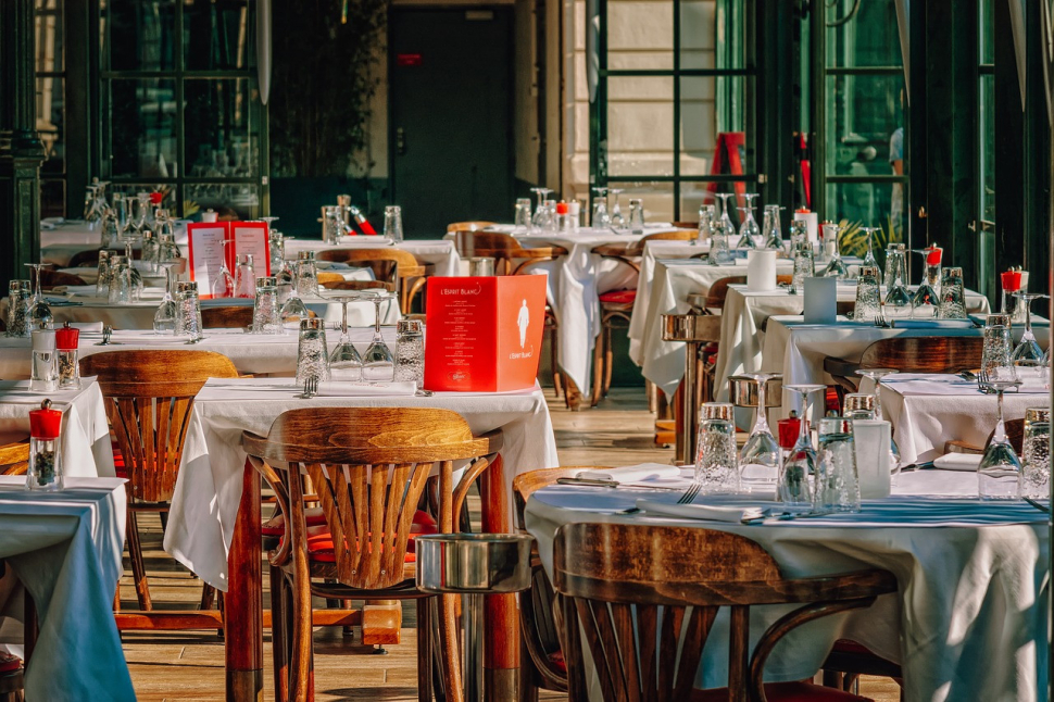 Vláda zavřela restaurace a obchody, existují výjimky